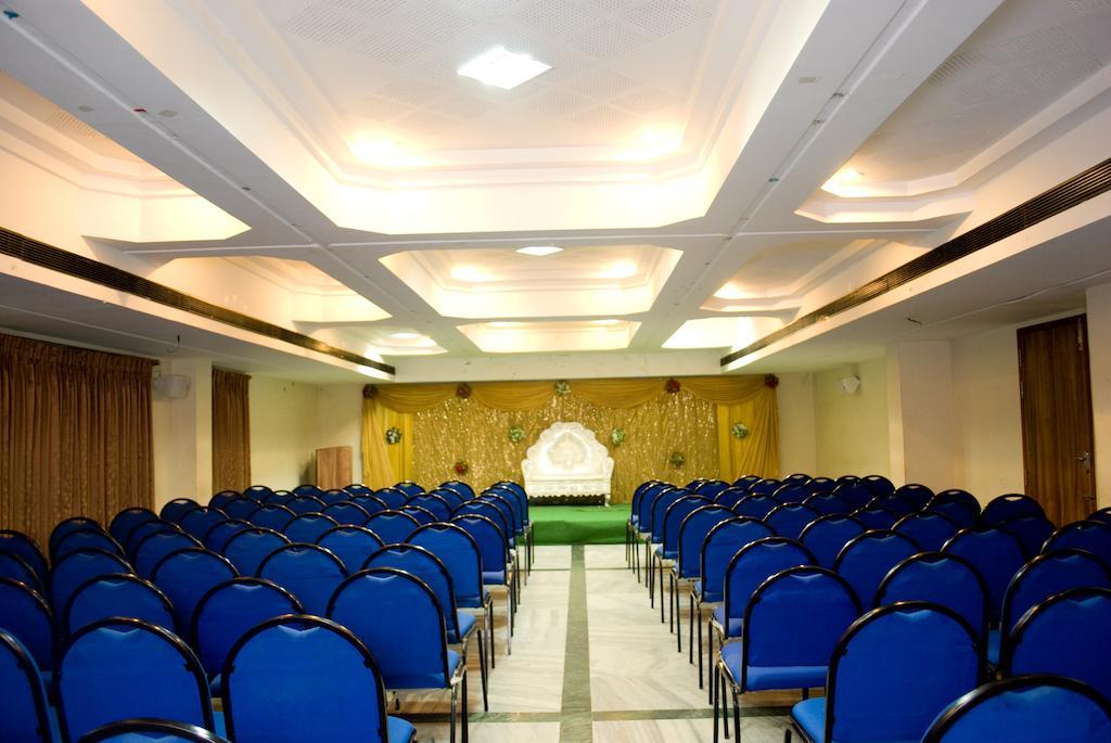 Hotel Rajadhane Maduráj Kültér fotó